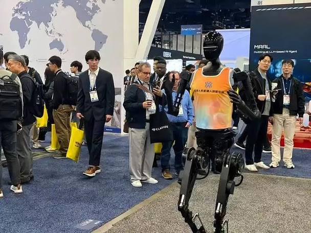 人形机器人后空翻超帅,实则全是表演套路,实用化还要等多少年?